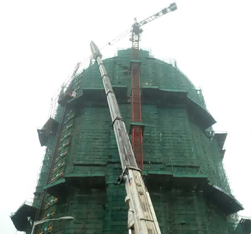 伊川吊车在工地上作业